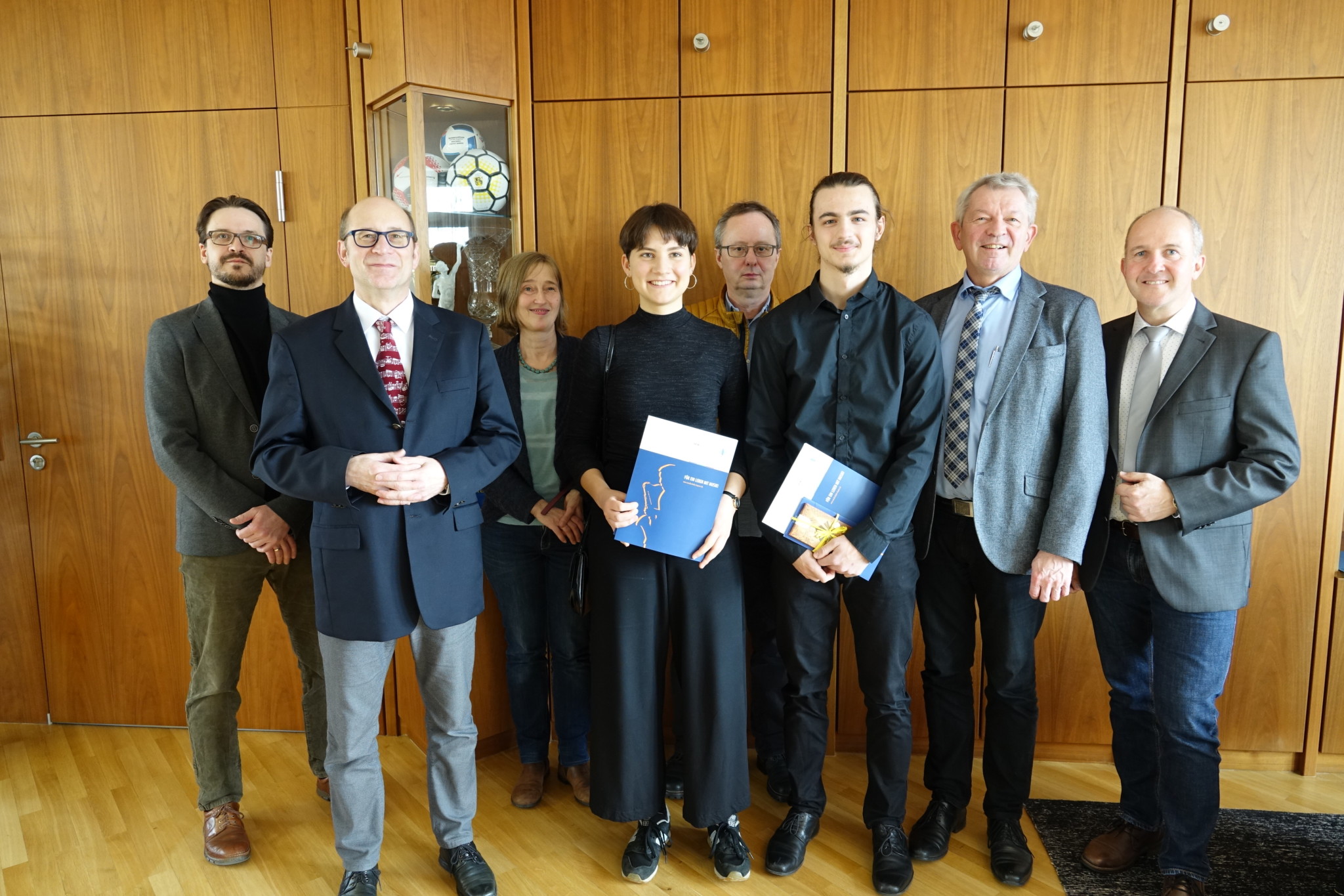 v.l.n.r.: Thomas Nees (Beauftragter f. Kompetenznachweis), Josef Gentil (künstl.-päd. Leiter), Ina Hesse (Lehrkraft), Wiebke Reinhardt, Joachim Mennig (Lehrkraft), Felix Graser, Johann Kalb (Landrat), Raimund Krug (Verw.-Leiter) © Pressestelle Landratsamt Bamberg